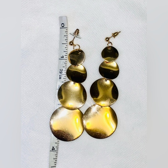 Gold tone earrings - Picture 3 of 3